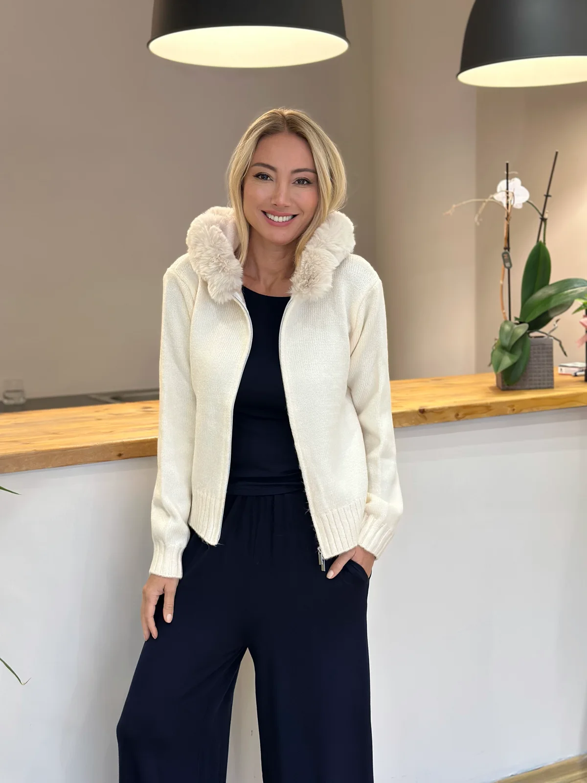 Victoria Ekru Tüylü Hırka Askı00462 - ₺2.099,99 | ASKI BOUTIQUE Balat Victoria Ekru Tüylü Hırka Askı00462 Hırka (Yumuşak Dokulu Triko / Butik Kumaş) - Butik Modeli | ASKI BOUTIQUE Balat