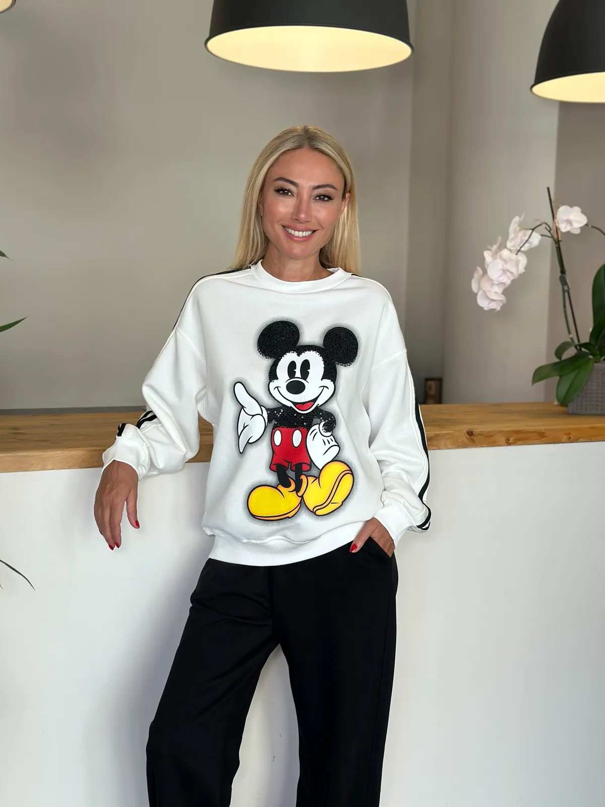 Beyaz Siyah Şeritli Mickey Sweat Askı00296 - ₺1.199,99 | ASKI BOUTIQUE Balat Beyaz Siyah Şeritli Mickey Sweat Askı00296 Sweatshirt (Özel Butik Kumaş) - Butik Modeli | ASKI BOUTIQUE Balat